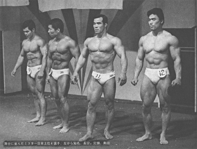 舞台に並んだミスター日本上位4選手。左から知名、長宗、宮畑、奥田