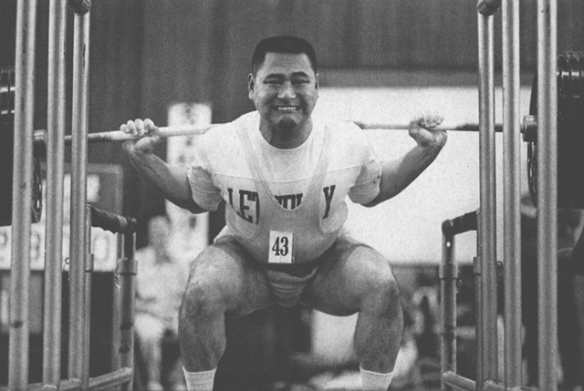スクワット1回目の試技で270kgに成功した前田選手は2回目の試技で日本新の280kgを狙う。しかし、この重量に2回連続失敗して日本新はならず。