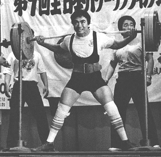ミドル級優勝・中川幸雄選手。スクワット295kg、デッド・リフト270kgトータル722.5kgの日本新記録樹立