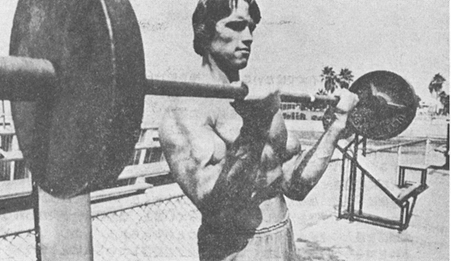 シュワルツェネッガーは、ボディビルディング開始当初、腕の運動といえばもっぱらスタンディング・バーベル・カールだけだったという