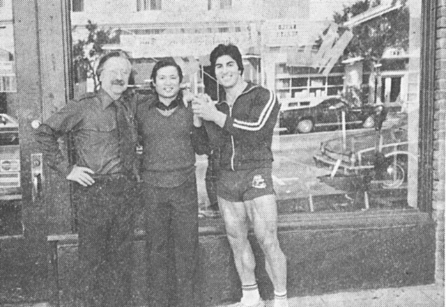 ゴールド・ジムの前で、左からジョー・ワイダー、私、デニス・ティネリノ