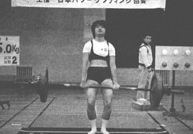 52kg級・上原理美選手ベンチ・プレス50kgの日本新をマークし、トータル255kgで2位入賞
