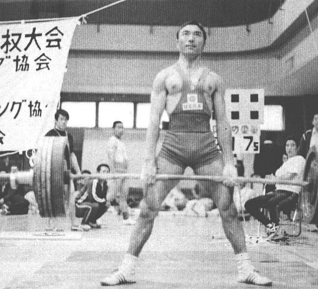 フライ級優勝・因幡英昭選手。スクワットで217.5kgの日本新を出し、トータル550kg