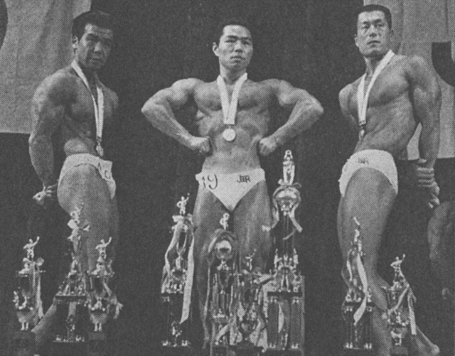1978年度ミスター東京コンテスト。左から２位・上原、１位・福岡、３位・加藤