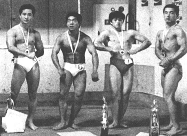 左から金井、浜野、飯間、高橋　第6回1980年度香川県ボディビル選手権大会は、8月10日、高松市内の高松国際スポーツ・パレスにおいて行われ、香川県下全域より21選手が参加して、日ごろ鍛えた筋肉美を競い合った。コンテストの結果は、全身の筋肉が平均的によく発達した、ボディビル歴3年8ヵ月、38歳の木太守選手が優勝した。この日のゲスト・ポー ザーには1980年度ミスター西日本の 森田茂選手が招かれて力強いポージングを披露した。成績は次のとおり。 