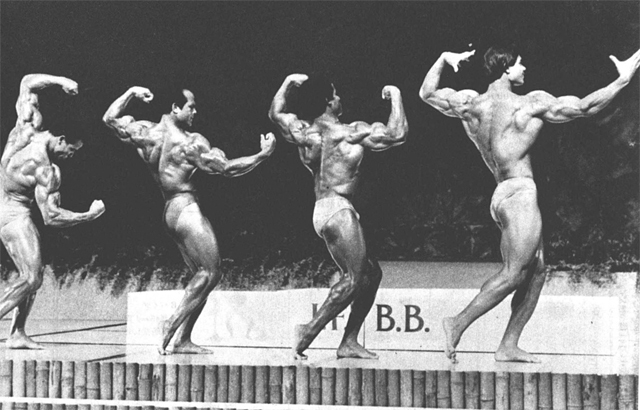 ファイナル・コンテスト(プレゼンテーション)。エジプト・ティーム。4人の選手が全く同じといっていい体型に出来あがっている。この写真では見えないが、腹筋が凄かった。