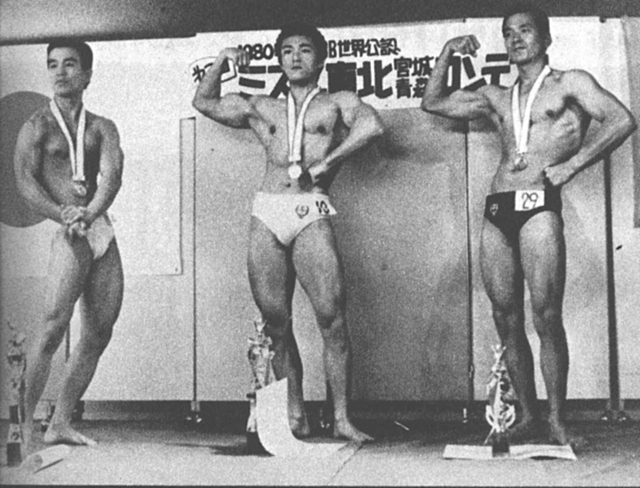 ミスター青森入賞者。左から2位・太田昭、1位・福岡、3位・和田