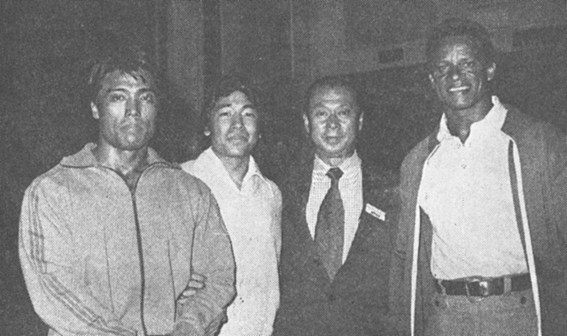 ［1978年度NABBAミスター・ユニバース審査会場となったアセンブリー・ルームで。左から、奥田選手、私、玉利理事長、ジャマイカのチェン・ウイント選手。］