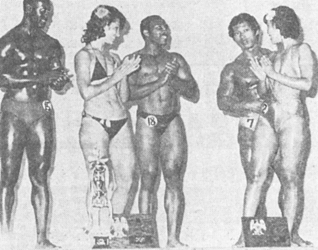 左からオジェール･レジスター、キロル･アシイ、ボッブ･グット･ロウ、貞光恵子さん、粟井直樹選手