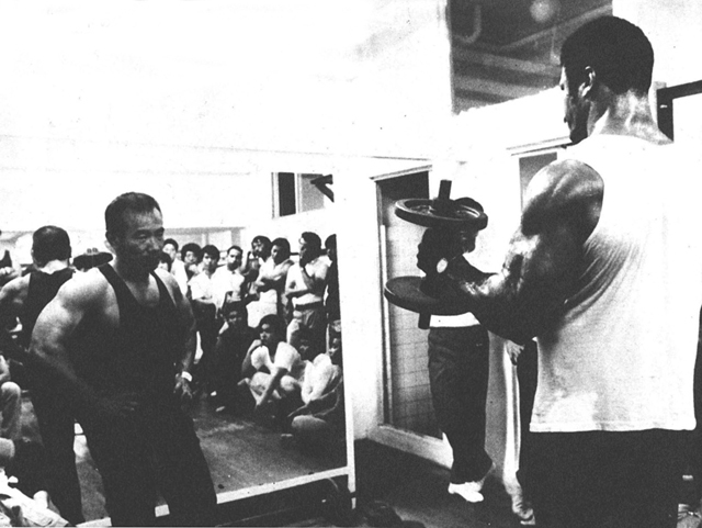ハワードのダイナミックなトレーニングにみとれる会員たち。鏡の前にいるのが新垣清喜浦添BBC会長