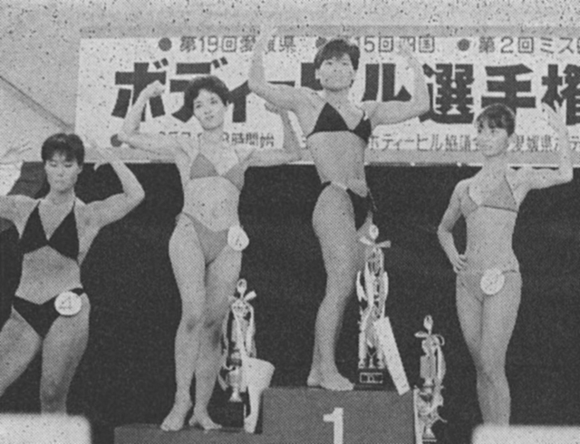 ［ミス四国選手権大会。左から４位・鈴木、２位・沖野、１位・石川、３位・日野］