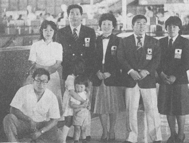 左から鈴木茂氏（JPA役員）、吉田寿子JPA女子部長、今井恒彦コーチ、今井一枝選手、関二三男団長、田鹿香主美選手