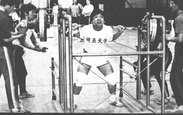 ミドルヘビー級１位・深山清隆選手（埼玉大学）。ベンチ・プレス145kg、トータル355kgの２つの学生新記録樹立