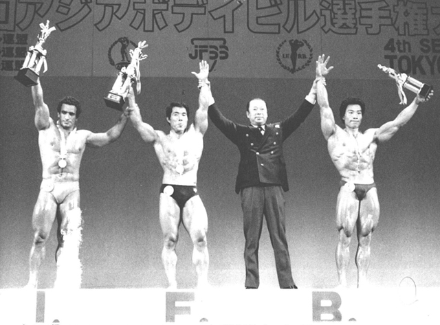 ミドル級。左からA・ハディ・アバス、朝生照雄、玉利斉JFBB会長、C・ハイ・ユアン