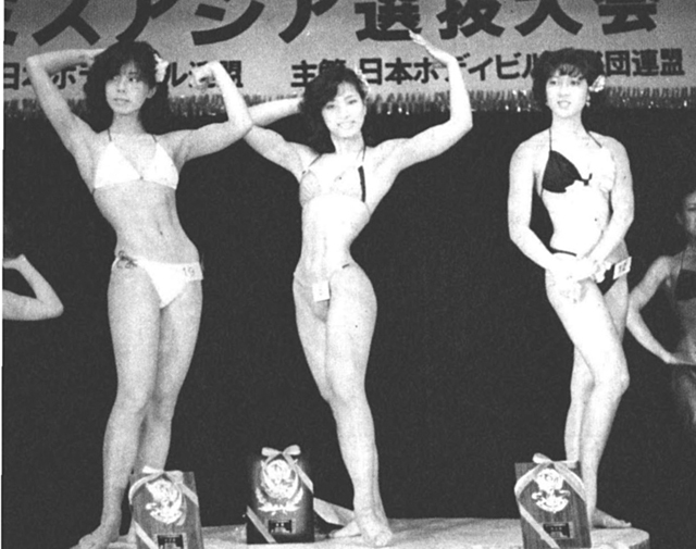5月22日。アジア・ボディビル選手権大会の女子エキジビジョンに出場する日本代表選抜大会。左から3位・田村美和子さん、1位・西脇美智子さん、2位・田吹美智代さん