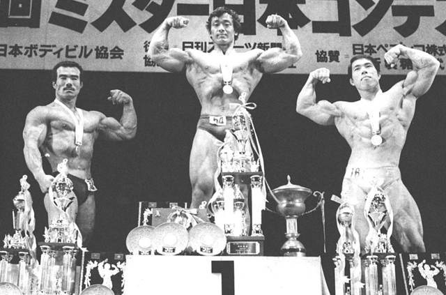 1981年第27回ミスター日本。左から2位・宮畑豊、1位・石井直方、3位・朝生照雄