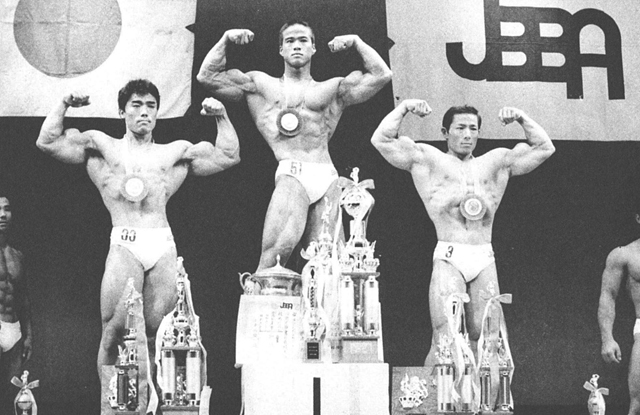 1976年第22回ミスター日本。左から2位・奥田孝美、1位・須藤孝三、3位・石神日出喜