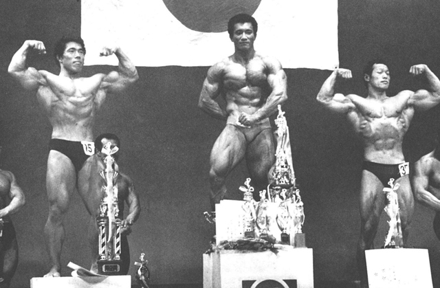 1982年第28回ミスター日本。左から2位・朝生照雄、1位・小山裕史、3位・粟井直樹