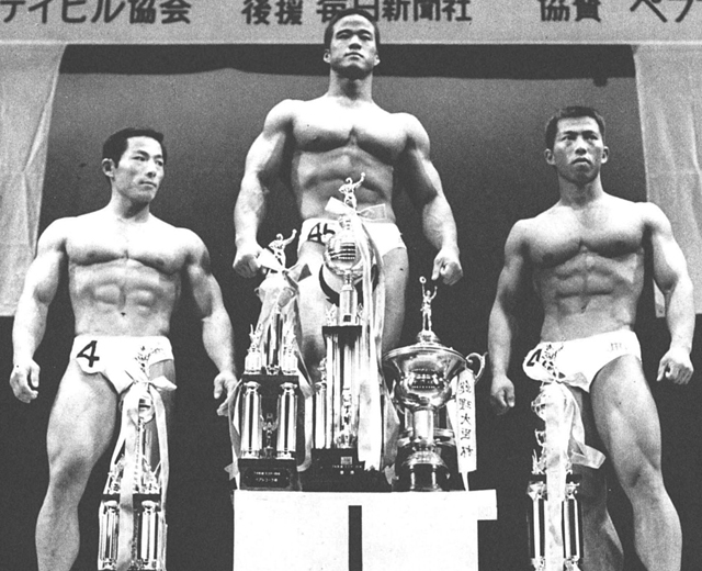 1974年第20回ミスター日本。左から2位・石神日出喜、1位・須藤孝三、3位・系崎大三