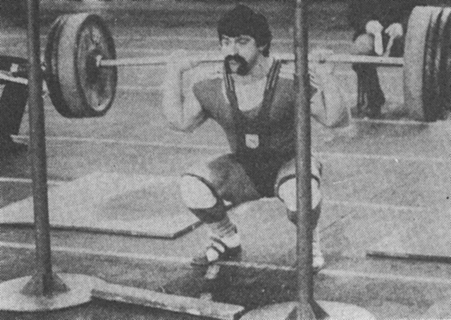ソ連のエドワルド。86kgの体重で230kgをスーパースーツも強力なバンデージもなしで行う