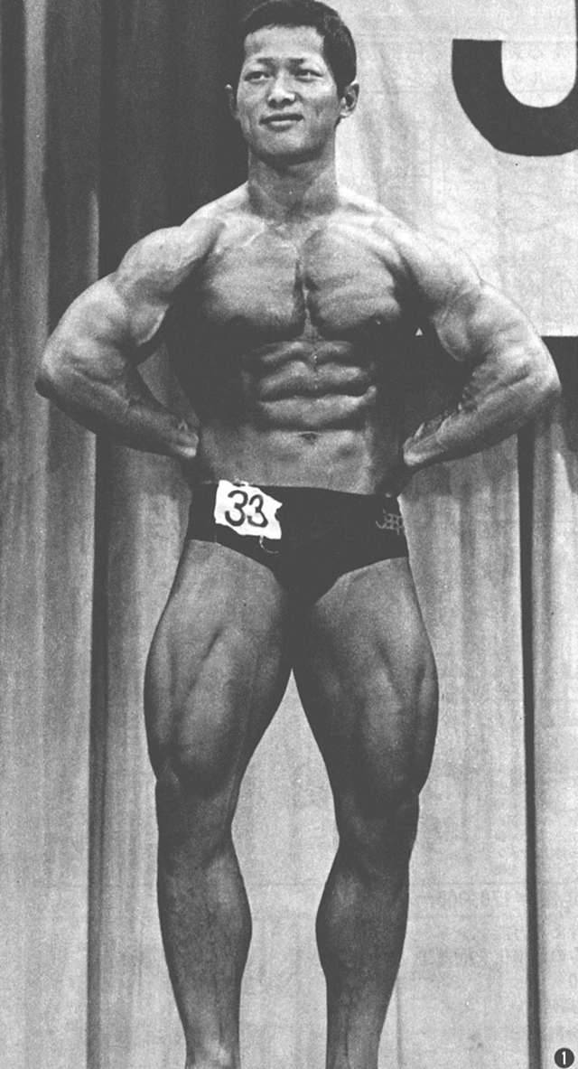 ①粟井直樹君（27才）　1980年度ミスター日本コンテスト総合5位。身長170cm,体重76kg。トレーニング歴9年。なかなか筋肉質のよいからだである。全体的にバルクが若干不足している感があるが、デフィニッションはよい。