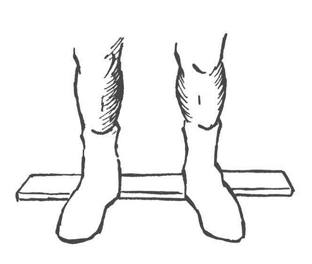 足首が堅いトレーニー等で、しゃがみ込むに従い踵が浮いてしまったり、前傾してしまう場合は、踵の下に適当な板を敷くと良い。