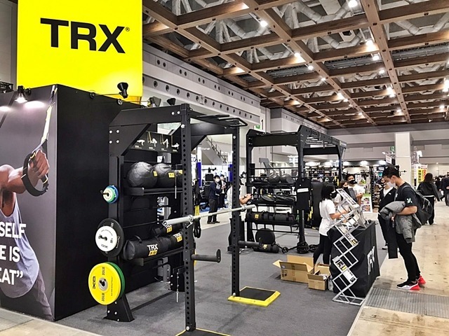 TRX。ラック内部の正面に器具が収納できる。
