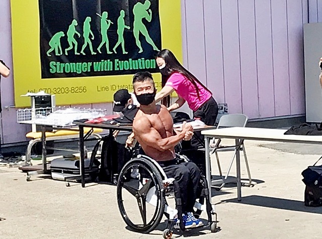 三浦選手による車椅子ボディビル。