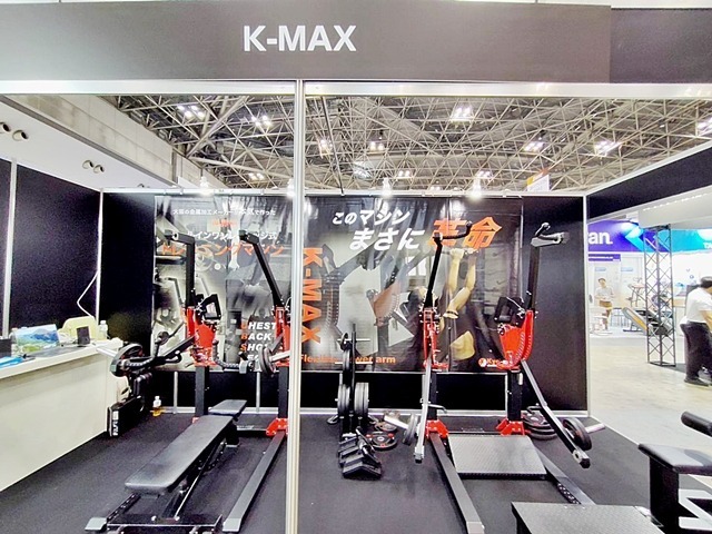 見慣れぬマシンを展示するK-MAXが目を引いた。