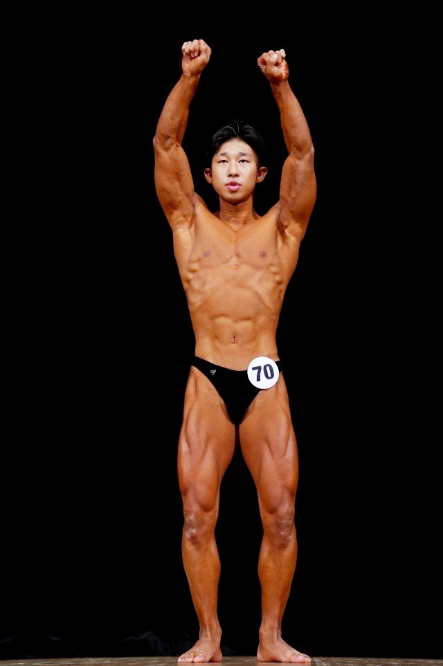  門倉雅人選手（帝京大学3年）演技時間に対してポージングの数は少ないながらも、一つのポージングにおけるプレアクションの取り入れ方と見せ方が上手く特徴的であった。