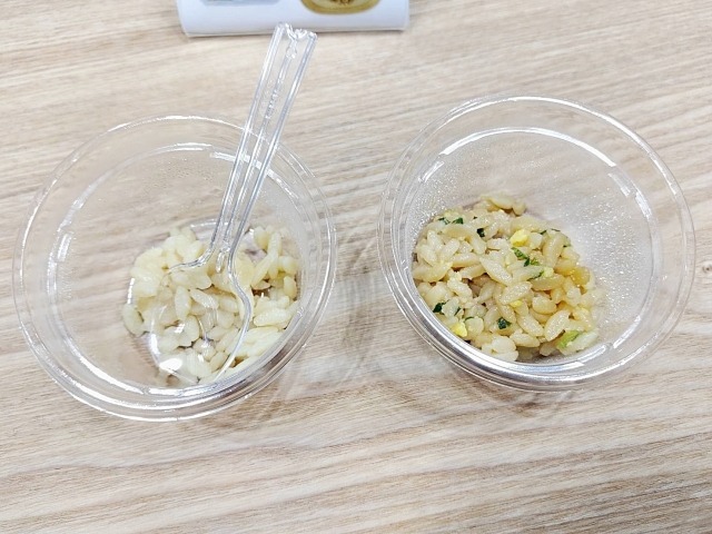 左：味なし、炊いただけ　右：五目チャーハン 　食感は少しやわらかい感じがするがほぼ米そのもの。特に右は完全にチャーハンだった。