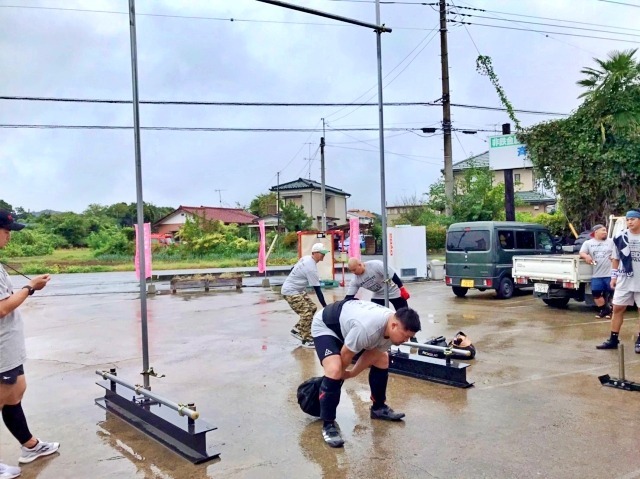 無差別級は14㎏から始まり/16/18/20kgを4mの高さまで投げねばならない