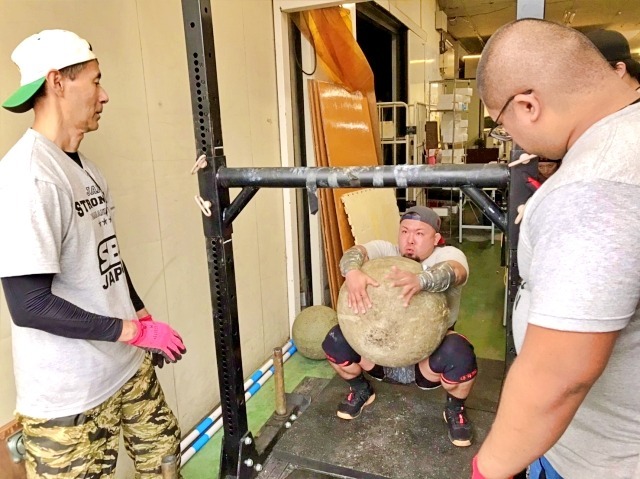 よく鍛えられた選手でも150㎏の岩を持ち上げるのは最早困難。